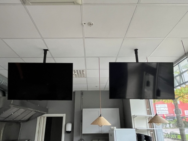 1580066-1 Two ceiling-mounted screens Samsung