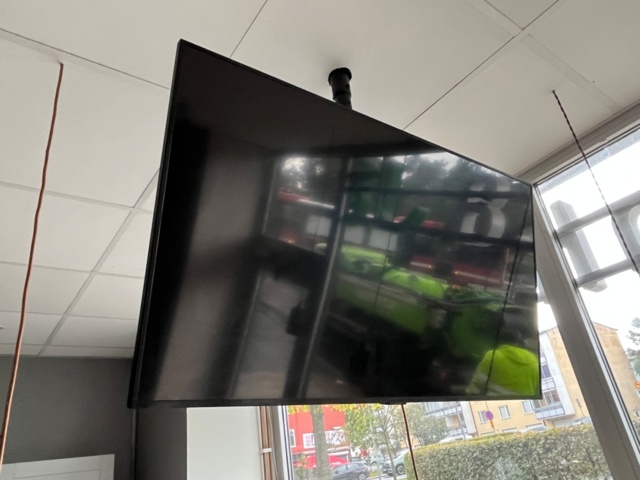 1580066-2 Two ceiling-mounted screens Samsung