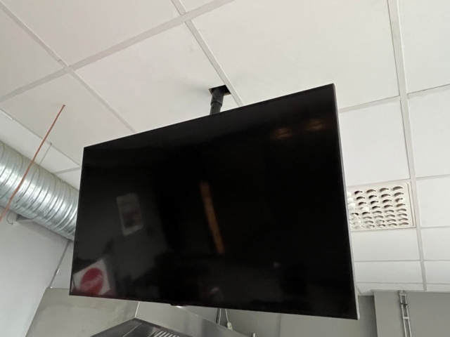 1580066-3 Two ceiling-mounted screens Samsung