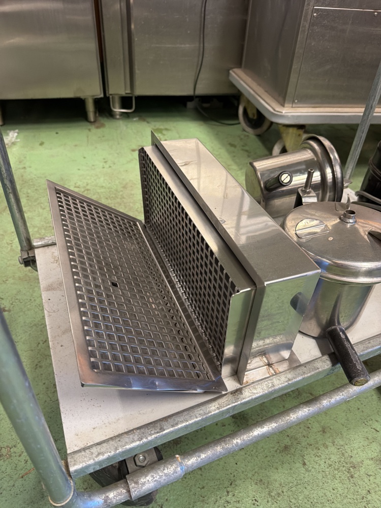 1567015-2 Kaffemaskin med diverse tillbehör och vagn – Edea Queen