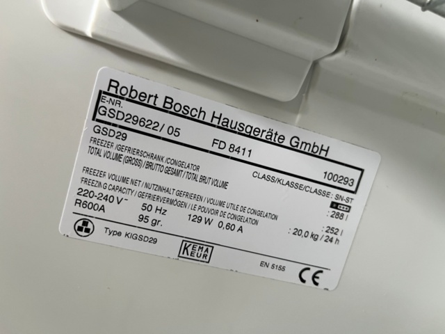 1580070-4 Freezer and fridge/freezer