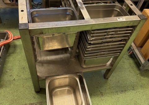 Bench stand with canteens