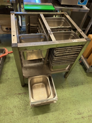 Bänkstativ med kantiner på auktion i Västra Götaland, Skene hos PS Auction