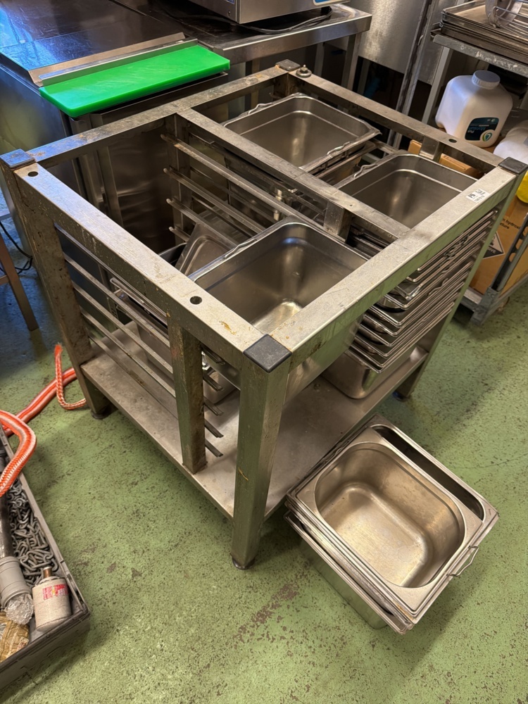 1567019-2 Bench stand with canteens