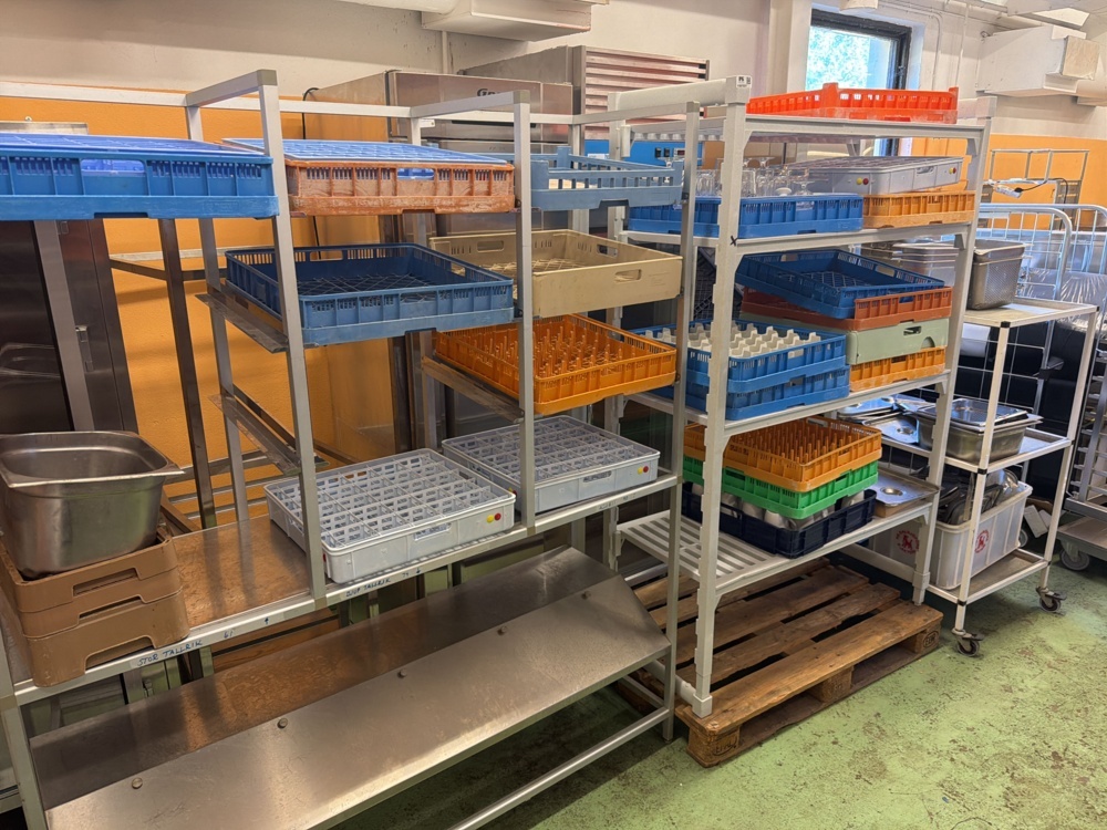 1567037-1 Countertop shelves 3 pcs with trays and canteens