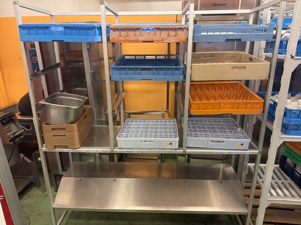 1567037-2 Countertop shelves 3 pcs with trays and canteens