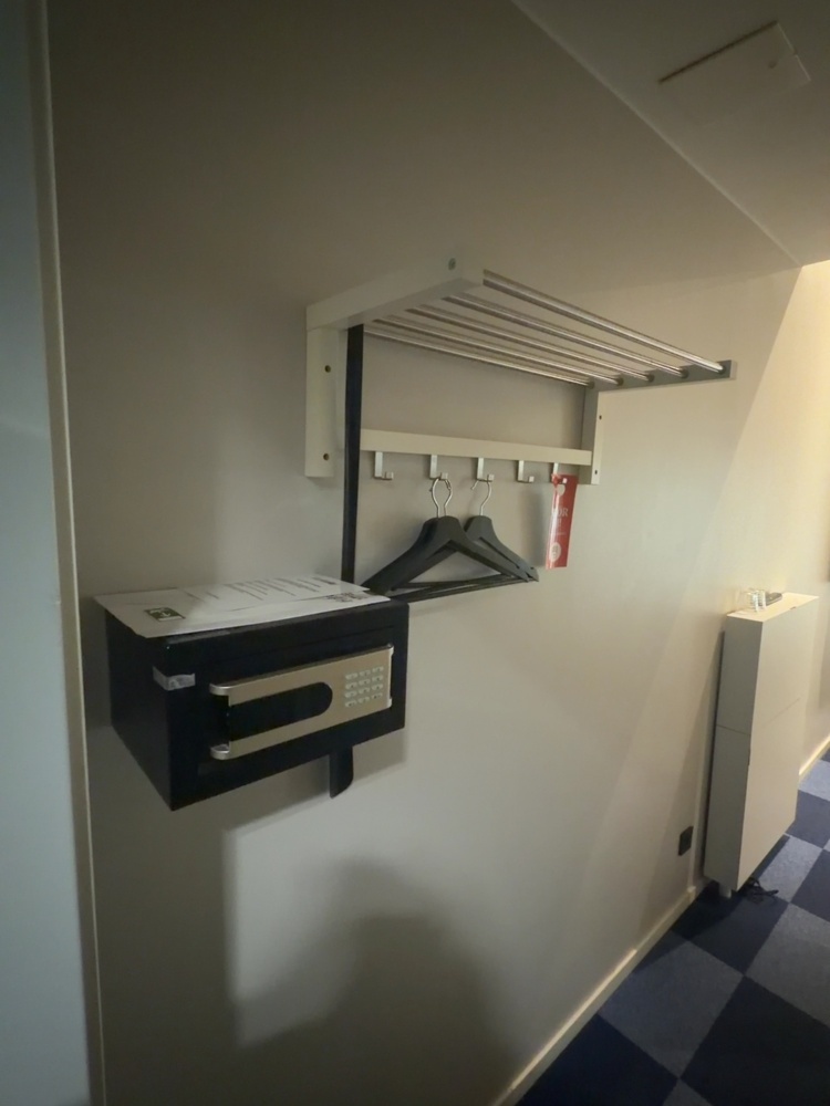 1491692-3 Komplett inredning från hotellrum (Rum B06)