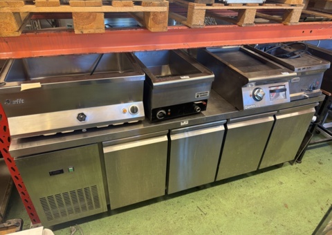 Refrigerated counter with 4 doors