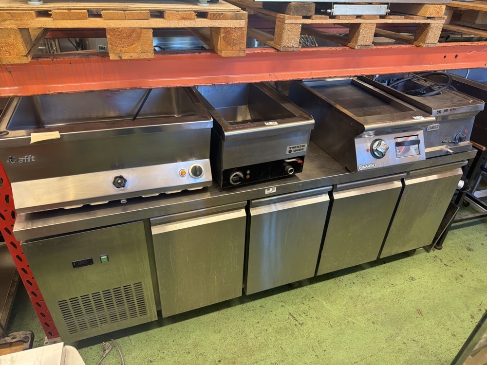 1567035-1 Refrigerated counter with 4 doors