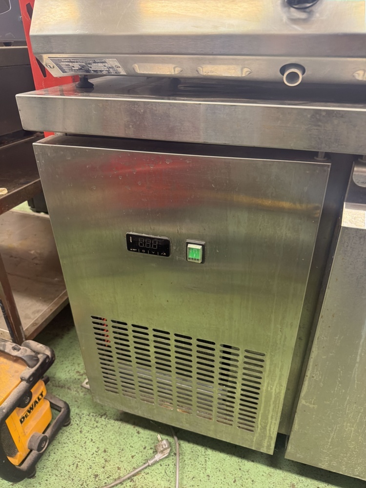1567035-2 Refrigerated counter with 4 doors