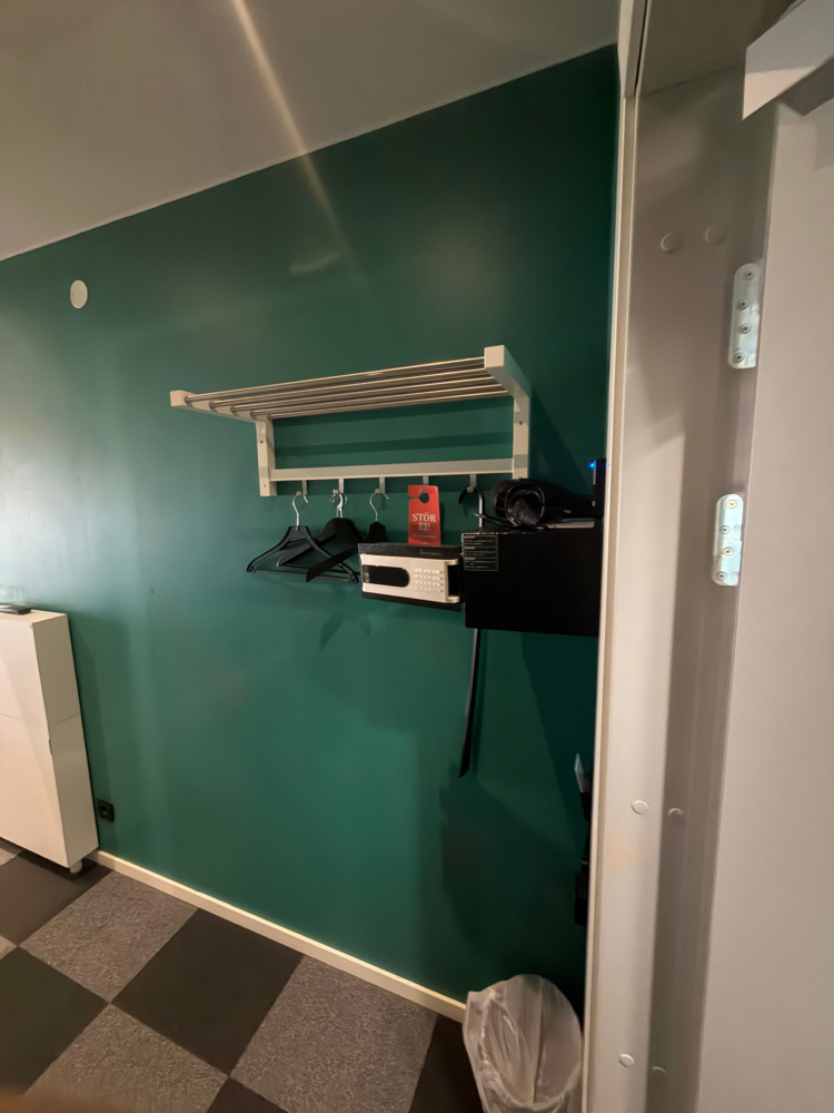1491693-3 Komplett inredning från hotellrum (Rum B05)