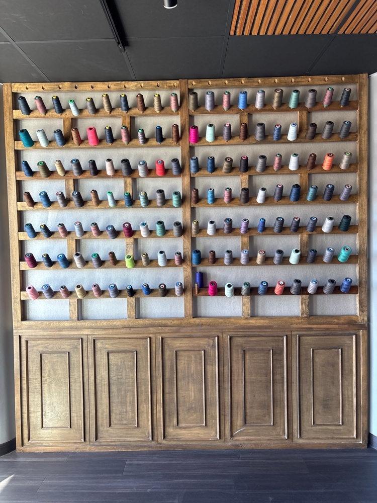 1529521-1 Screen walls with sewing thread
