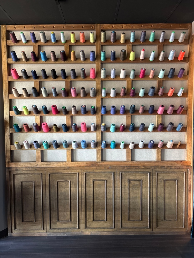 1529521-2 Screen walls with sewing thread