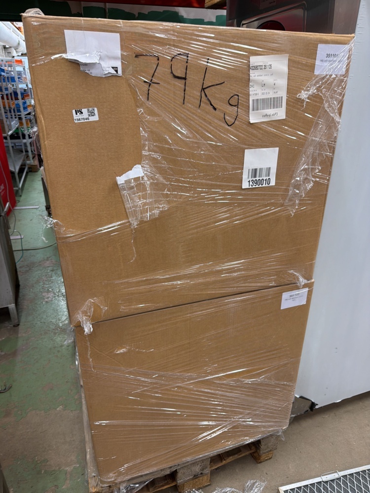 1567045-1 Height-adjustable stands – new in box