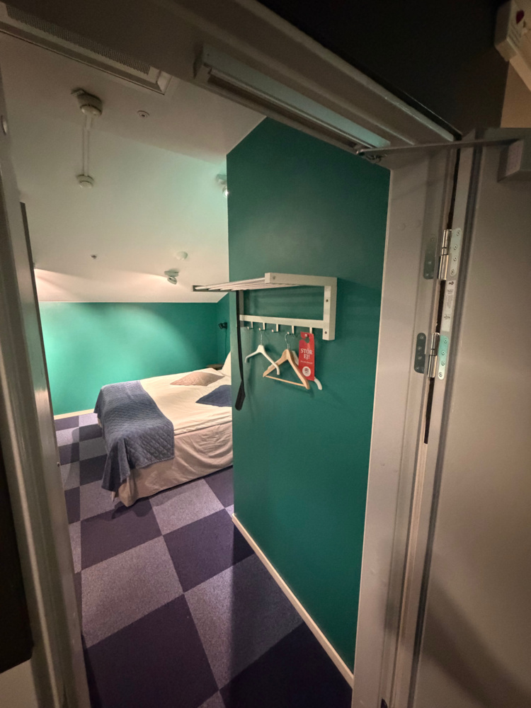 1491694-3 Komplett inredning från hotellrum (Rum B09)