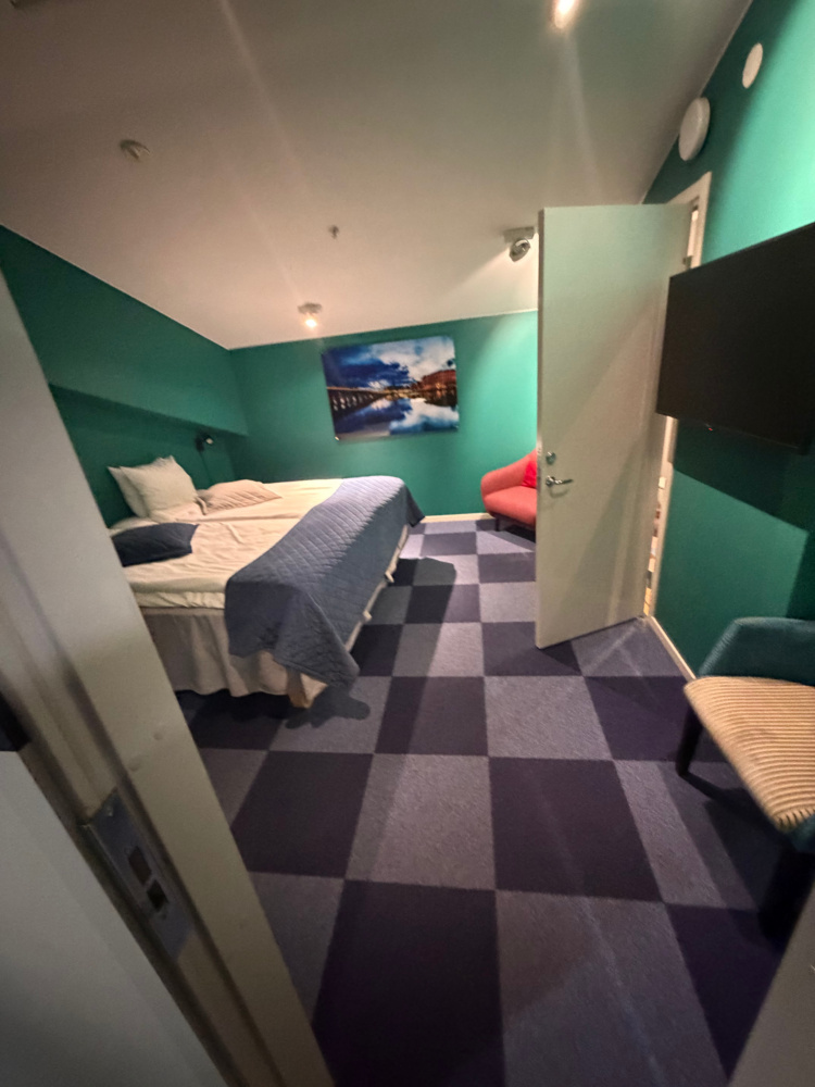1491695-2 Komplett inredning från hotellrum (Rum B010)