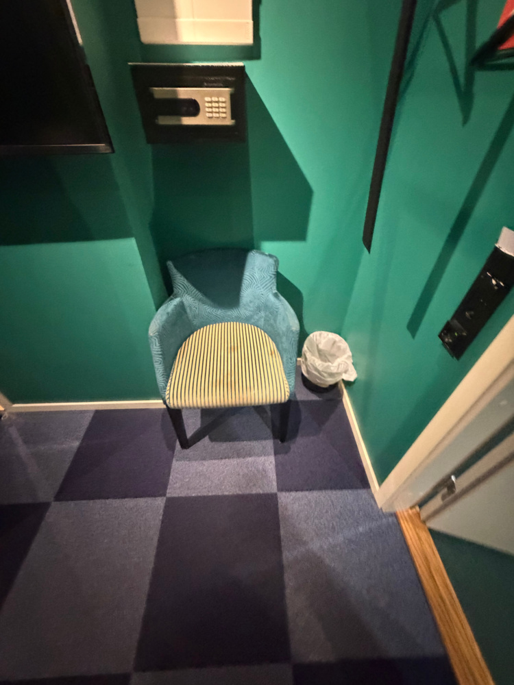1491695-3 Komplett inredning från hotellrum (Rum B010)