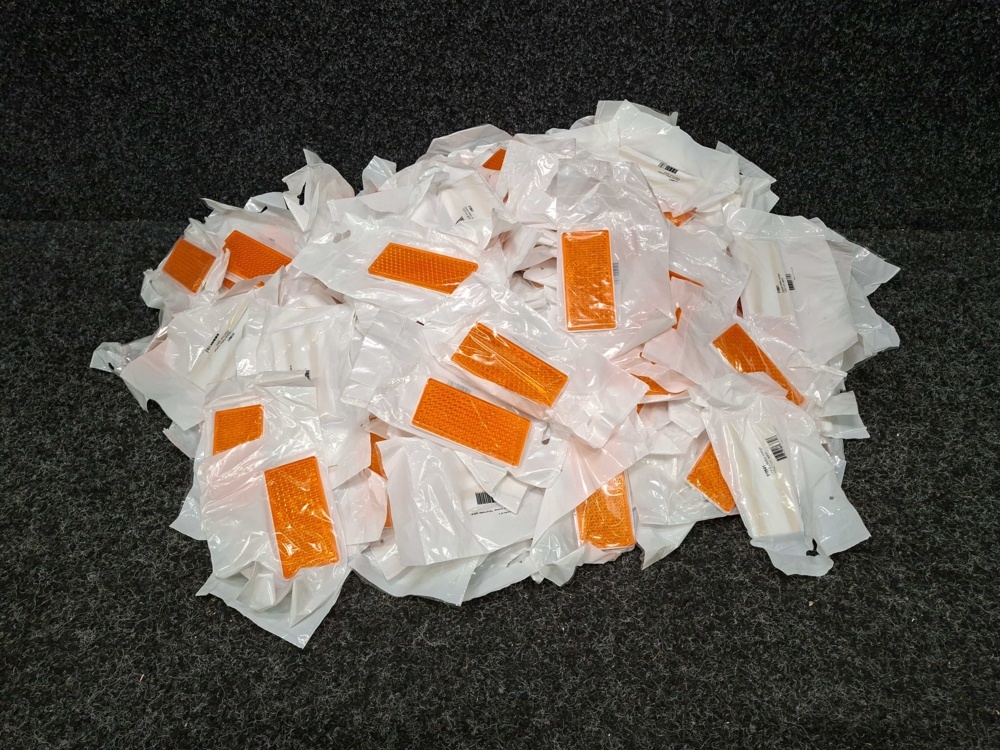 1580132-1 Approximately 220 reflectors for vehicles