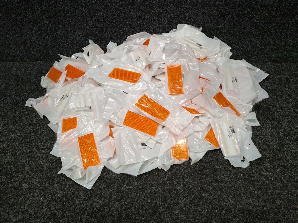 1580132-2 Approximately 220 reflectors for vehicles