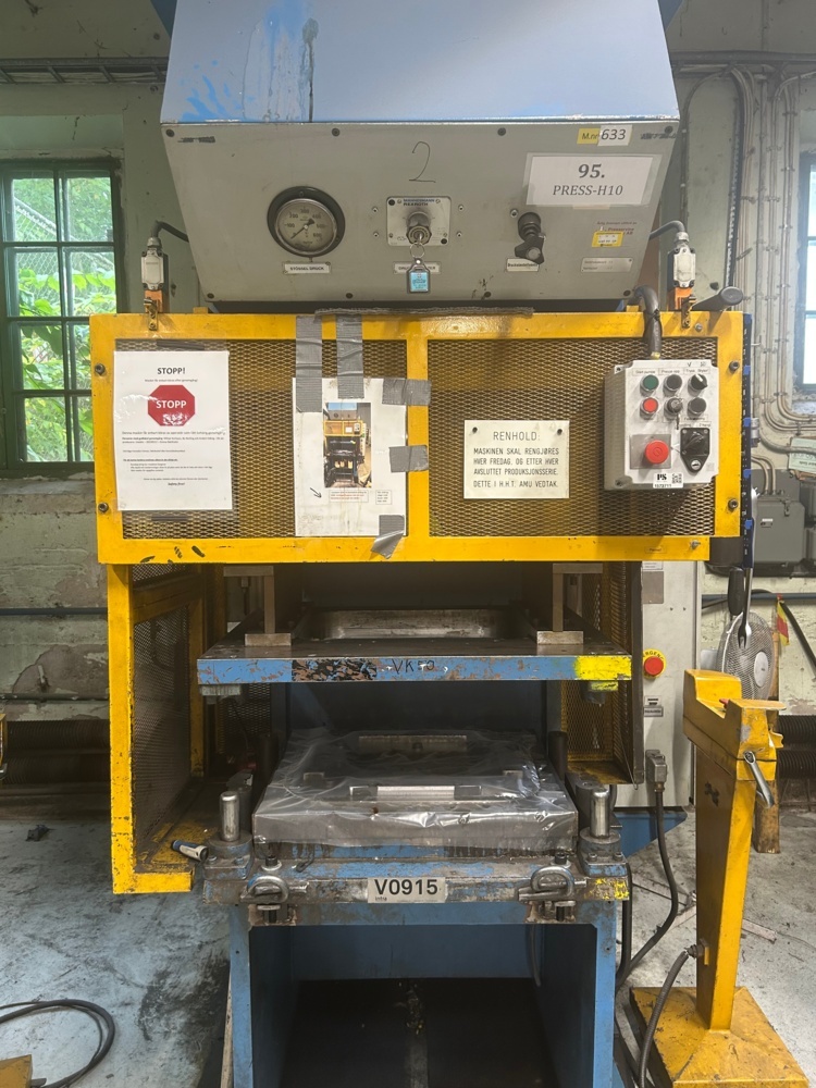 1573711-2 Hydraulic C-press with tools - Sahinler HKP 30