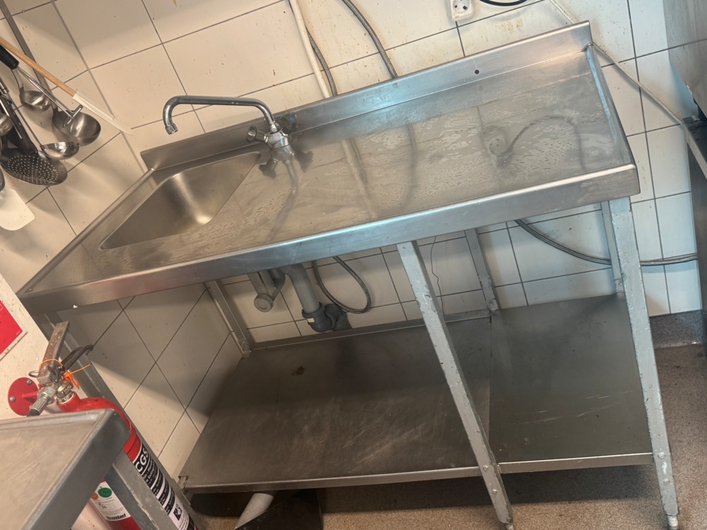 1536074-2 Samling med arbetsbänkar och serveringsvagn i rostfritt stål