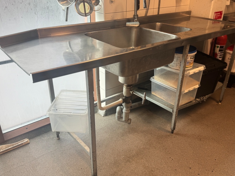 1536074-1 Samling med arbetsbänkar och serveringsvagn i rostfritt stål