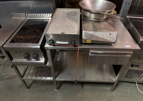 Rostfri bänk med wok, spis och stekbord - Electrolux, FKI