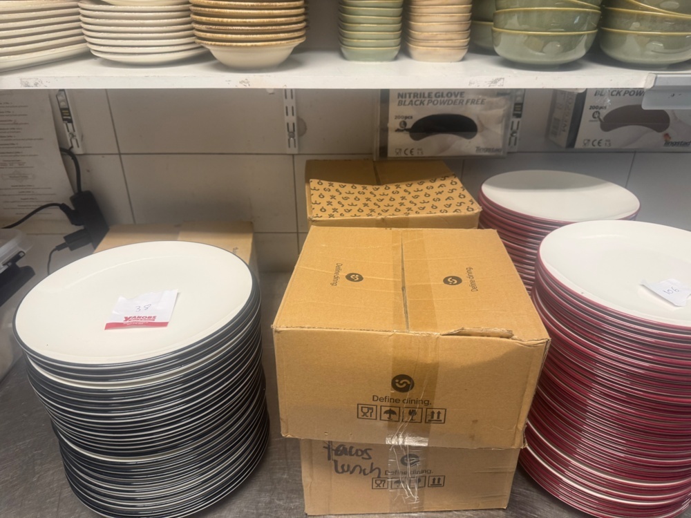 1536075-1 Collection of plates and bowls - ID Fine