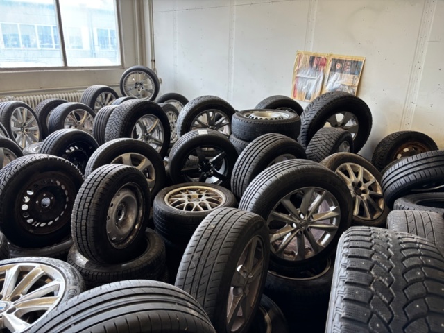 1563389-1 65 sets of tires and rims