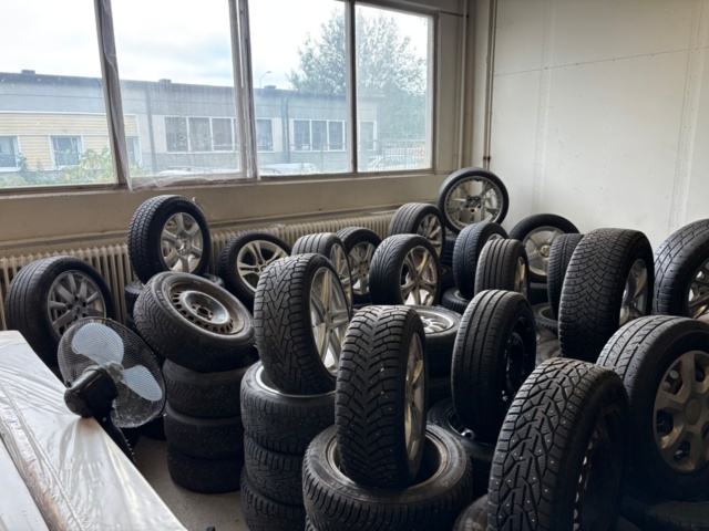 1563389-2 65 sets of tires and rims