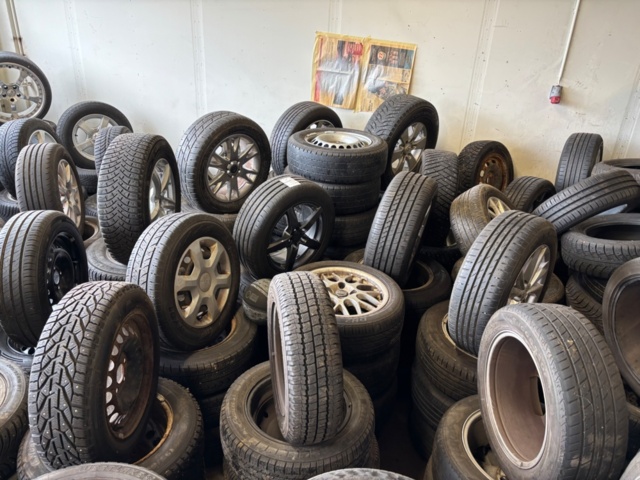 1563389-3 65 sets of tires and rims