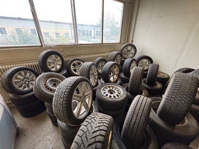 1563389-4 65 sets of tires and rims