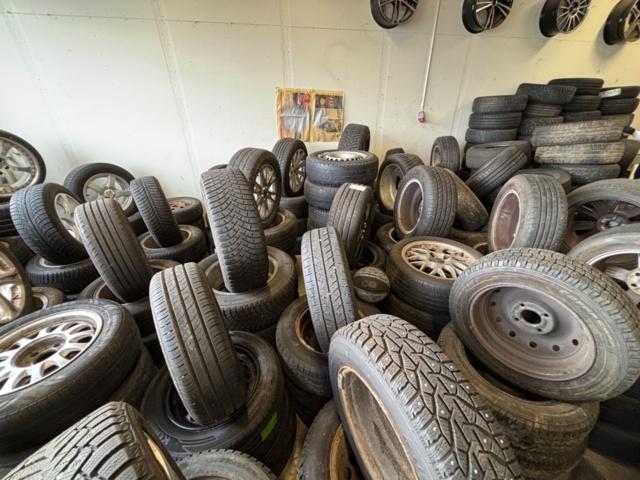 1563389-5 65 sets of tires and rims