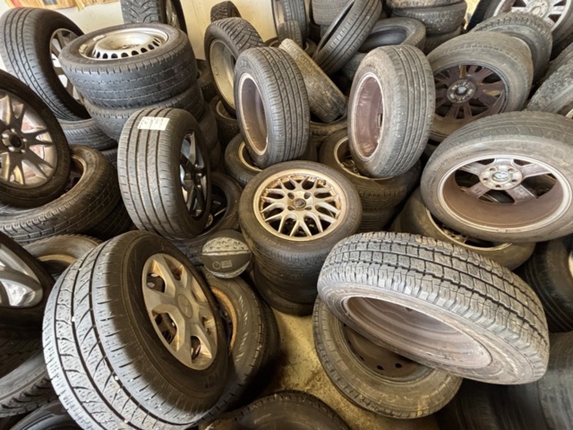 1563389-6 65 sets of tires and rims