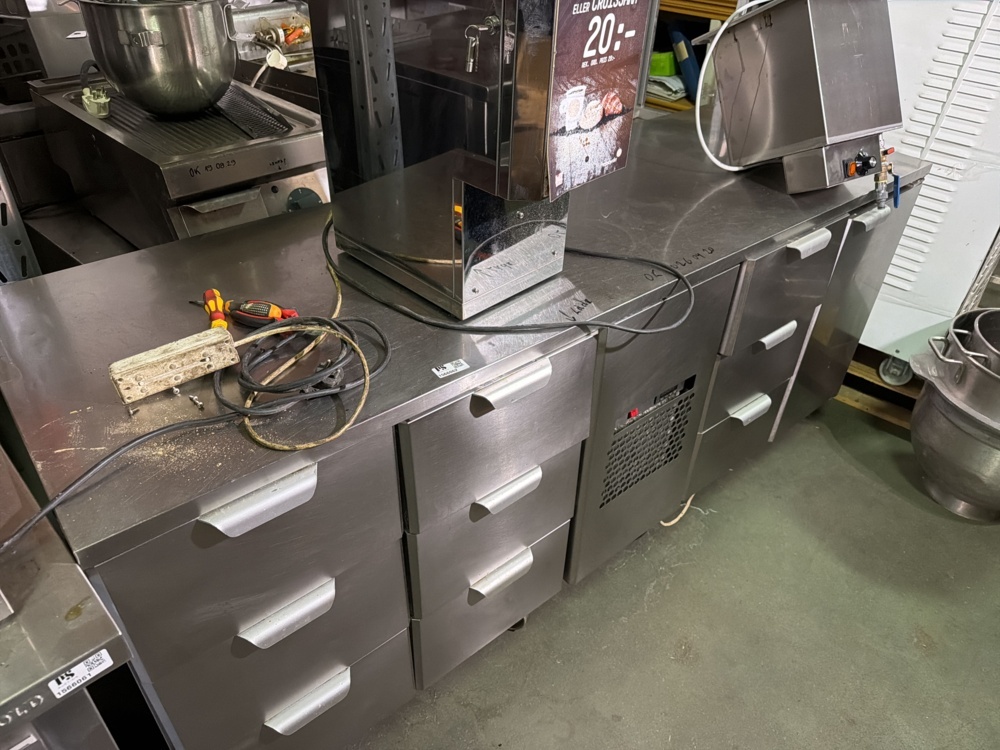 1566062-2 Kylbänk med 9 lådor, korvvärmeri, kaffemaskin