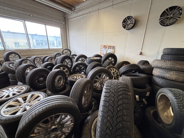 1563389-7 65 sets of tires and rims