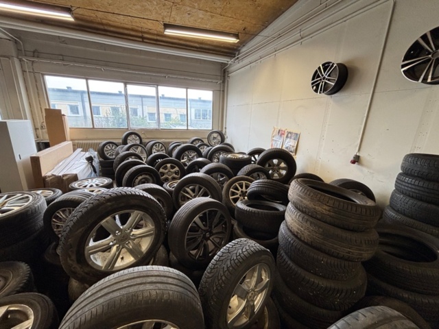 1563389-8 65 sets of tires and rims