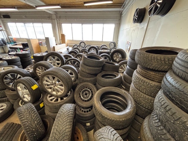 1563389-9 65 sets of tires and rims