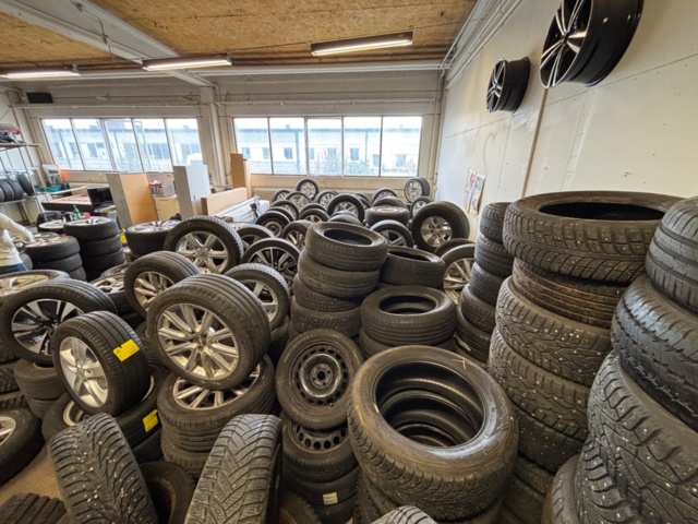 1563389-10 65 sets of tires and rims