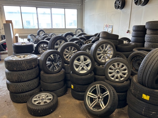1563389-12 65 sets of tires and rims
