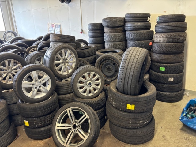 1563389-13 65 sets of tires and rims