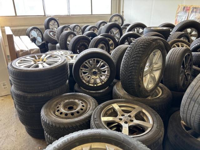 1563389-14 65 sets of tires and rims