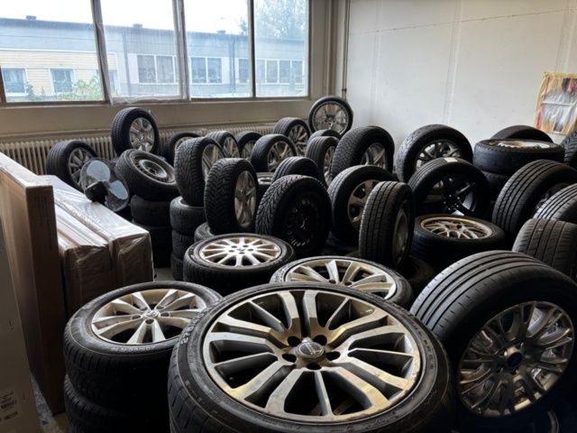 1563389-15 65 sets of tires and rims