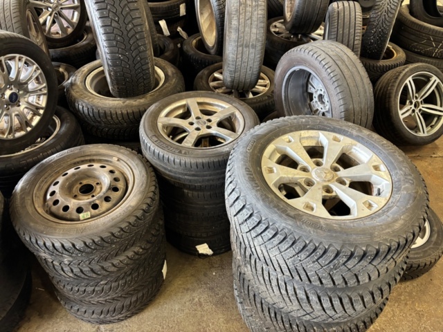 1563389-16 65 sets of tires and rims