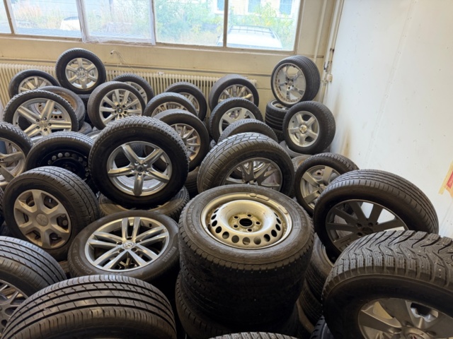 1563389-21 65 sets of tires and rims