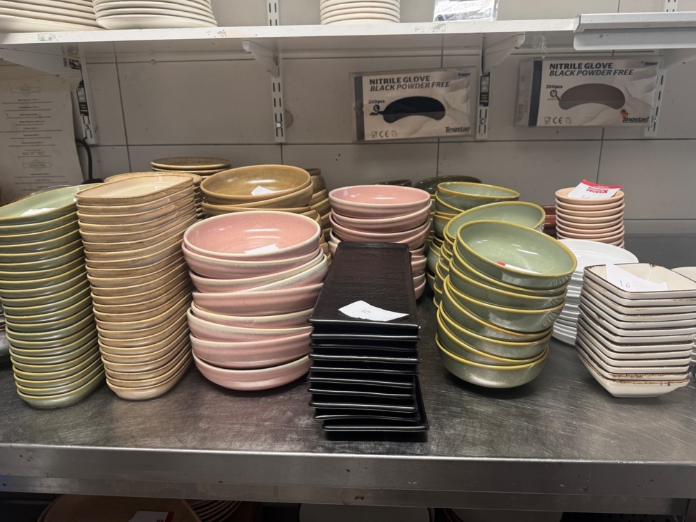 1536077-1 Collection of plates, bowls and serving dishes
