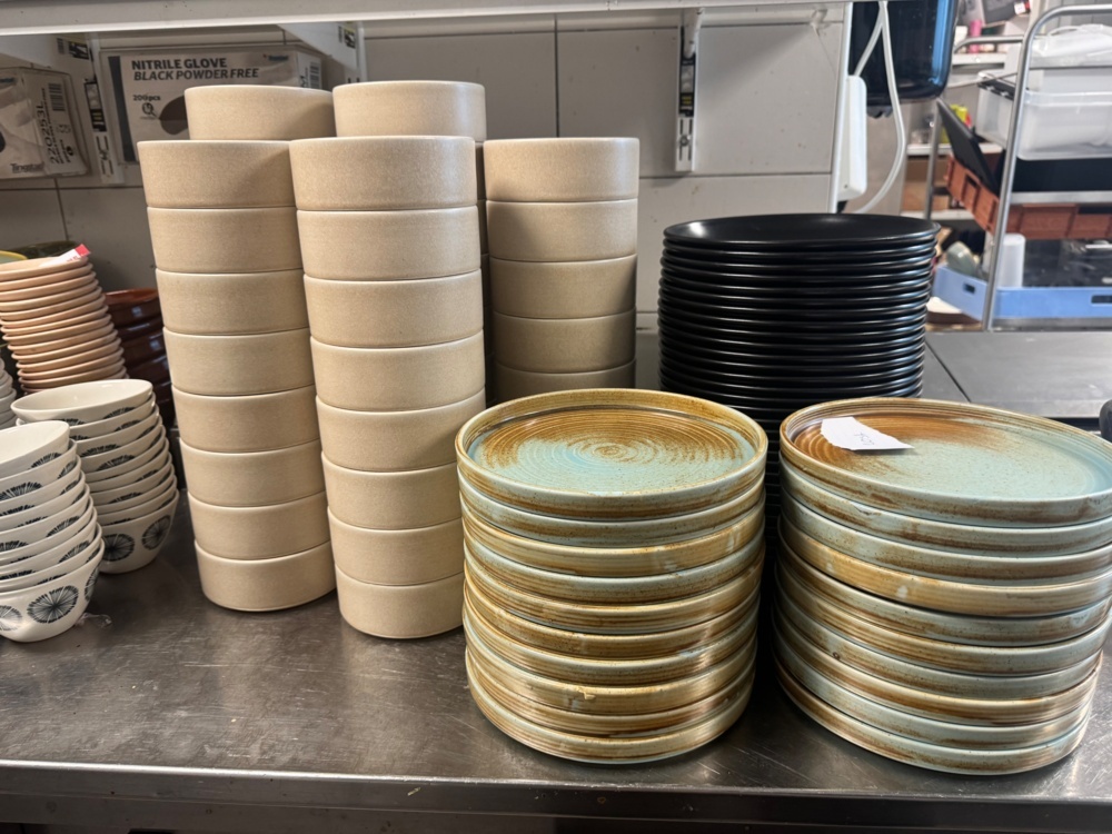 1536077-2 Collection of plates, bowls and serving dishes