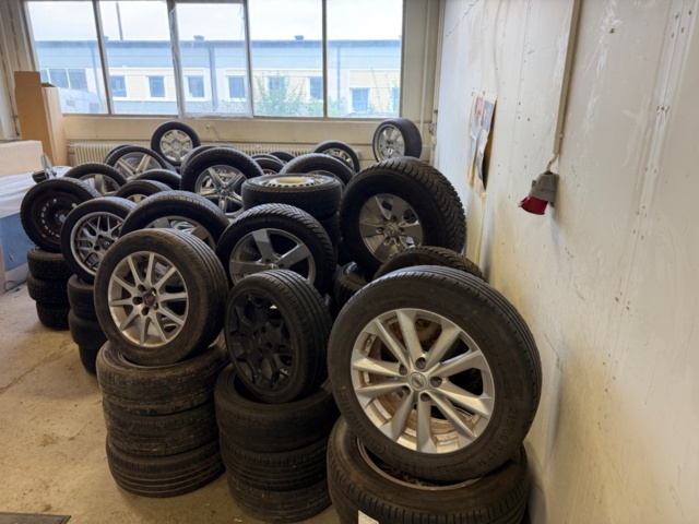 1563389-22 65 sets of tires and rims