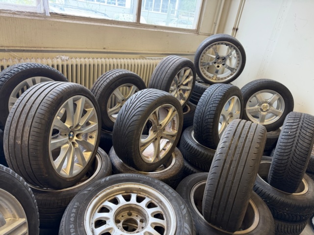 1563389-23 65 sets of tires and rims