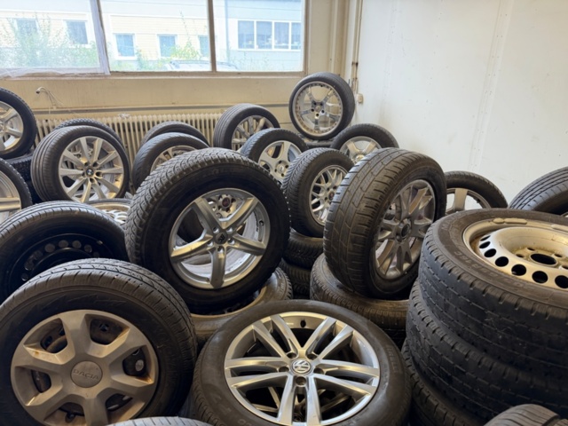 1563389-24 65 sets of tires and rims